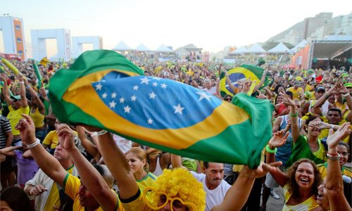Torcedores apaixonados, arquibancadas cheias: a torcida faz parte do espetáculo